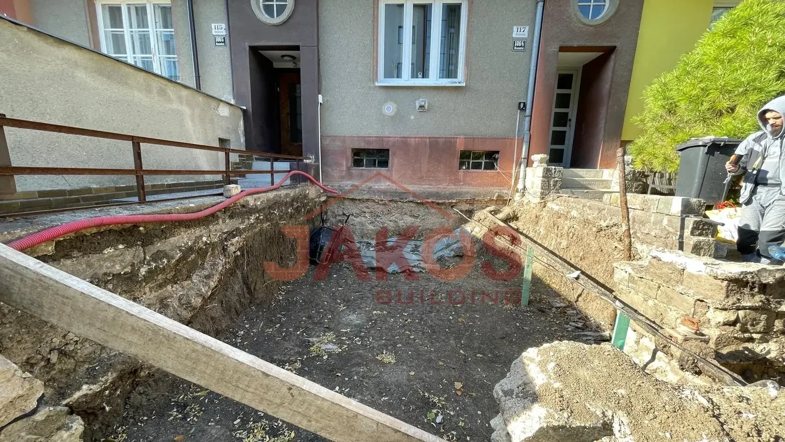 Odstraněné původní zdivo a konstrukce před navazující stavbou v Brně
